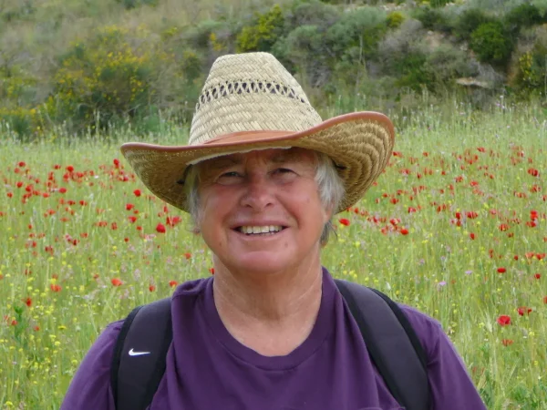 amanda-taylor-author Amanda Taylor author in a field